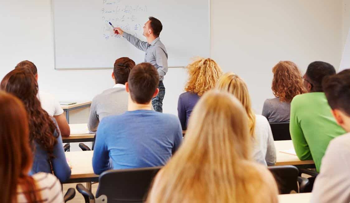 Os 3 pilares do ensino superior que mantém o profissional no mercado – Confira!