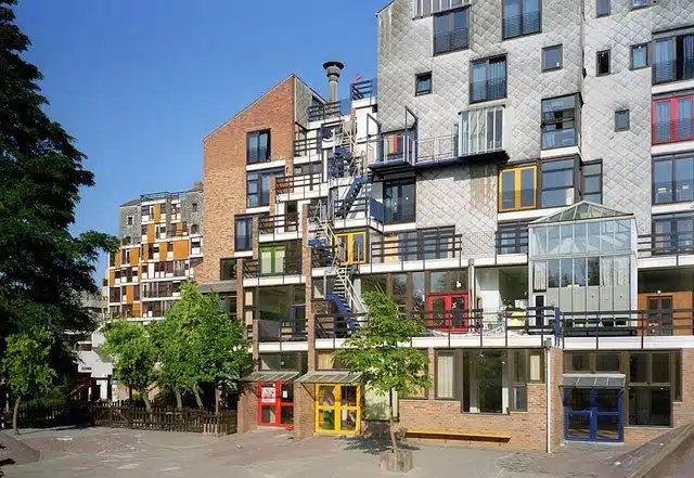 Conjunto arquitetônico associado à obra de Lucien Kroll com fachadas variadas, diferentes materiais e volumes