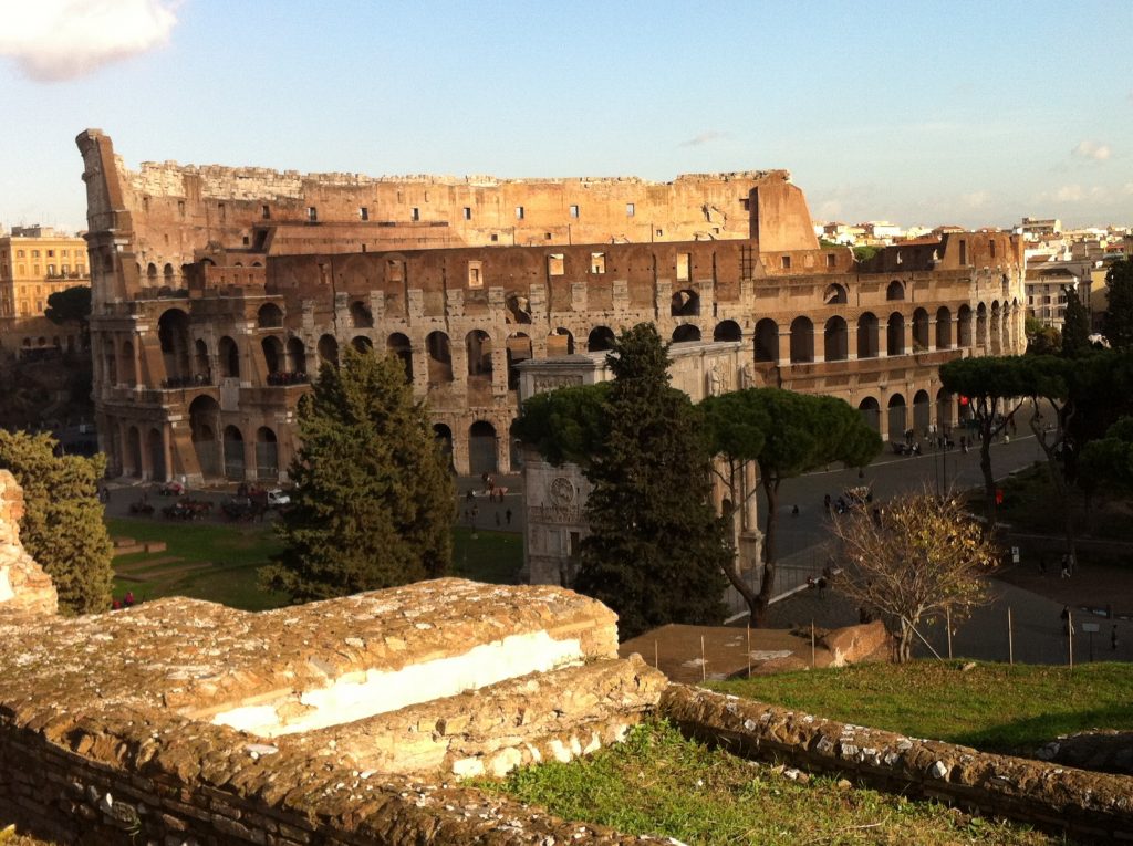 Coliseu de Roma e o Arco de Constantino - Confira a viagem! Coliseu de Roma e o Arco de Constantino - Confira a viagem! Vista da fachada Coliseu de Roma a partir do Palatino