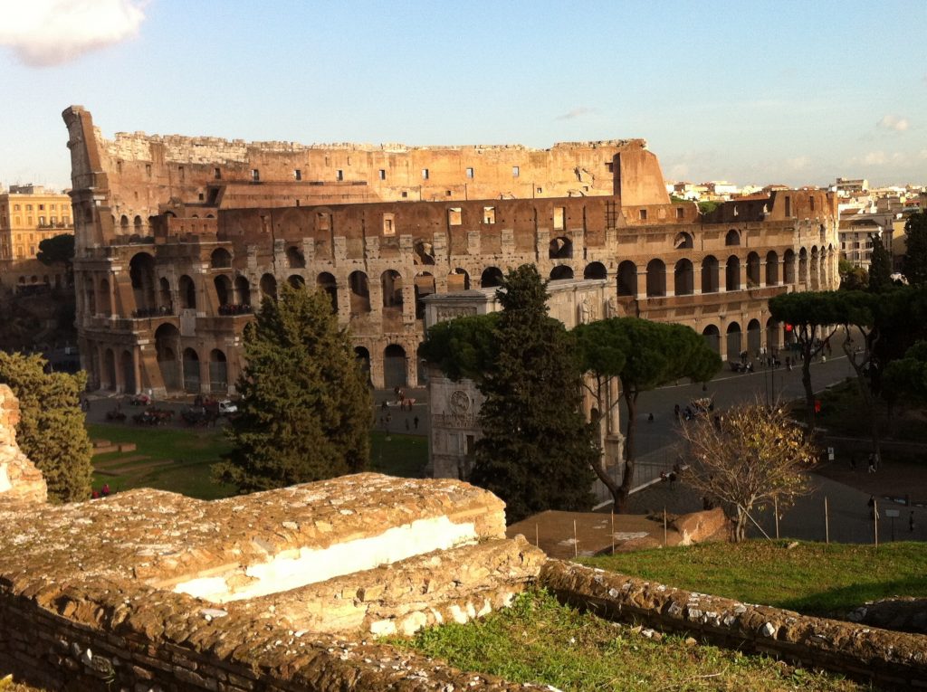 Coliseu de Roma e o Arco de Constantino - Confira a viagem! Vista da fachada Coliseu de Roma a partir do Palatino