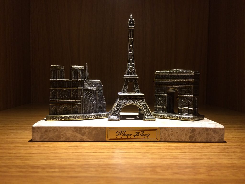 Miniatura Arquitetônica da torre eiffel notedrame e arco do triunfo em Paris