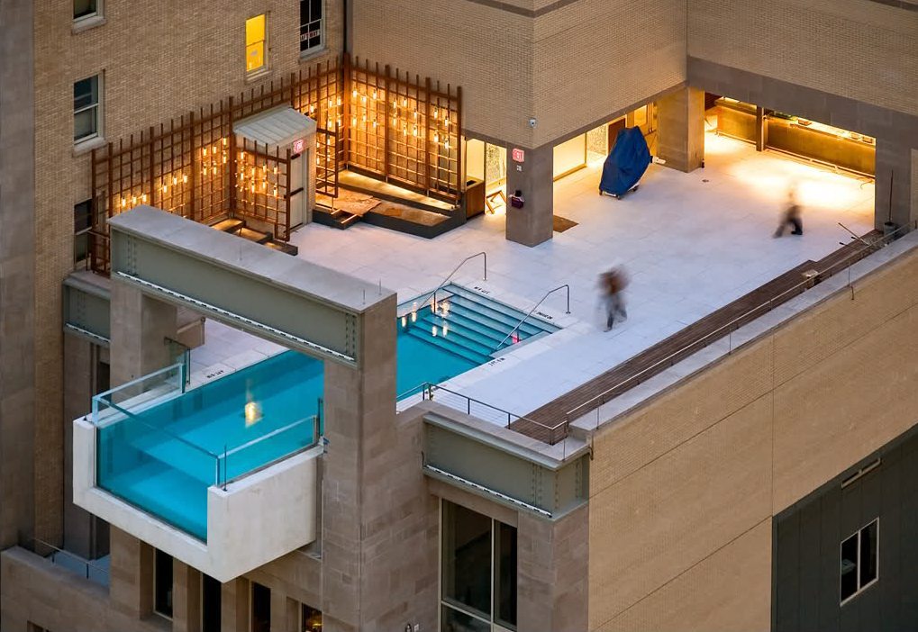 piscina com borda transparente em joule hotel