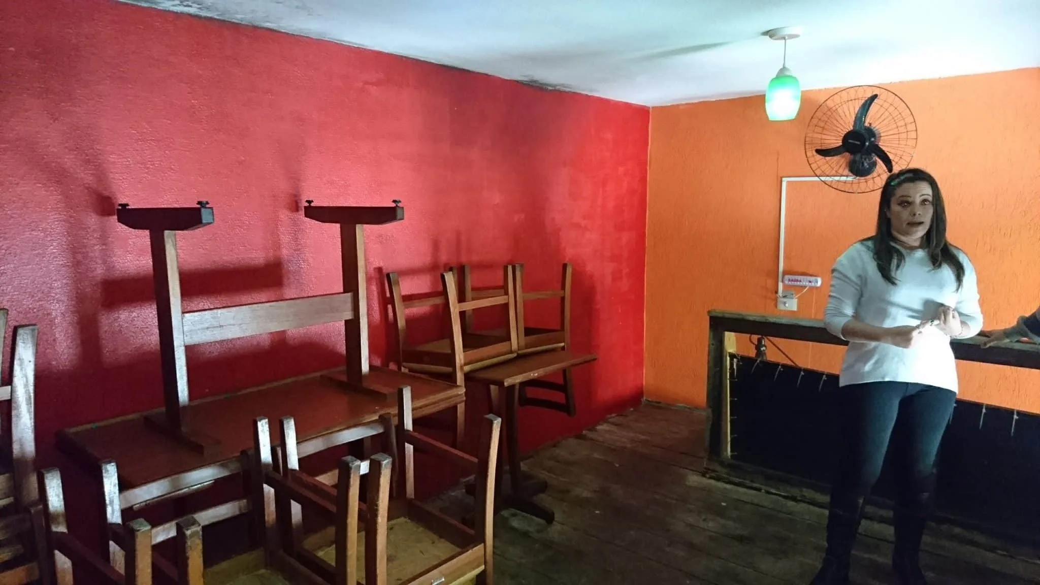 Mezanino antes da reforma Mezanino antes da reforma com paredes coloridas, móveis empilhados e sinais de desgaste