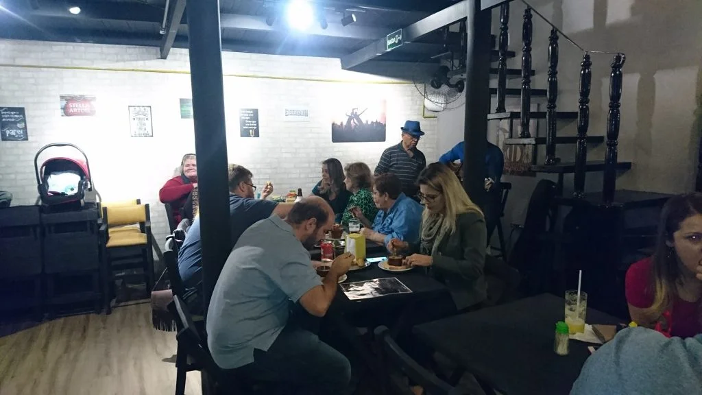 Bar em funcionamento depois da reforma Salão do bar reformado em funcionamento com clientes sentados às mesas