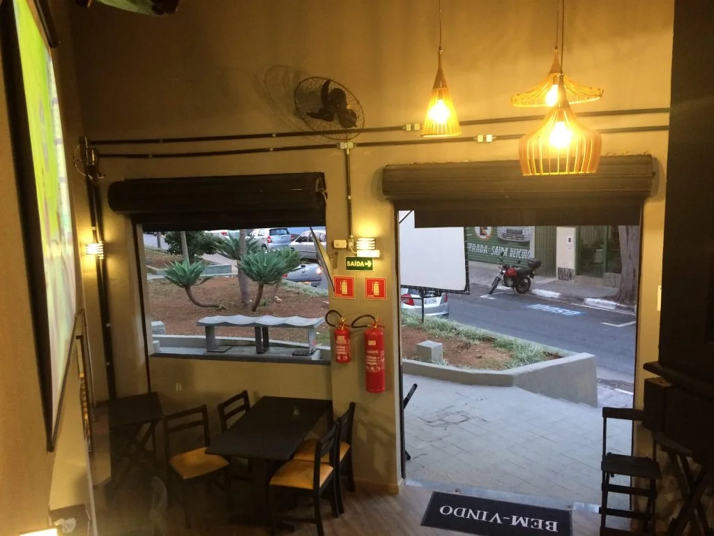 Nova instalação elétrica e iluminação do salão Instalação elétrica aparente e iluminação quente no salão reformado do bar