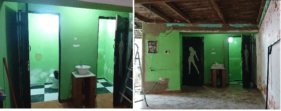 Banheiros antes da reforma Banheiros antes da reforma com paredes verdes e piso preto e branco