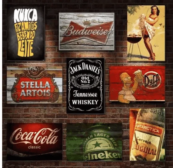 Placas decorativas usadas no projeto Conjunto de placas decorativas com referências a bebidas e cultura de bar