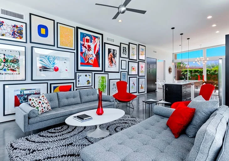 Sala com obras de arte coloridas, móveis modernos e mistura de referências