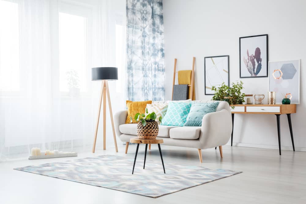 Sala com mesa de sofá. Sala de Estar Organizada - 6 Dicas profissionais para guardar objetos!