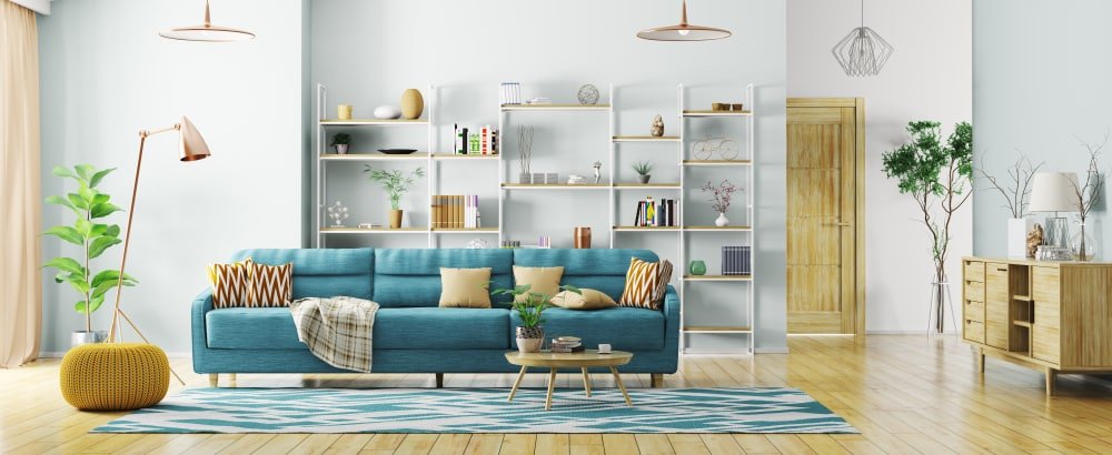 Sala com piso de madeira clara e sofá azul. Sala de Estar Organizada - 6 Dicas profissionais para guardar objetos!