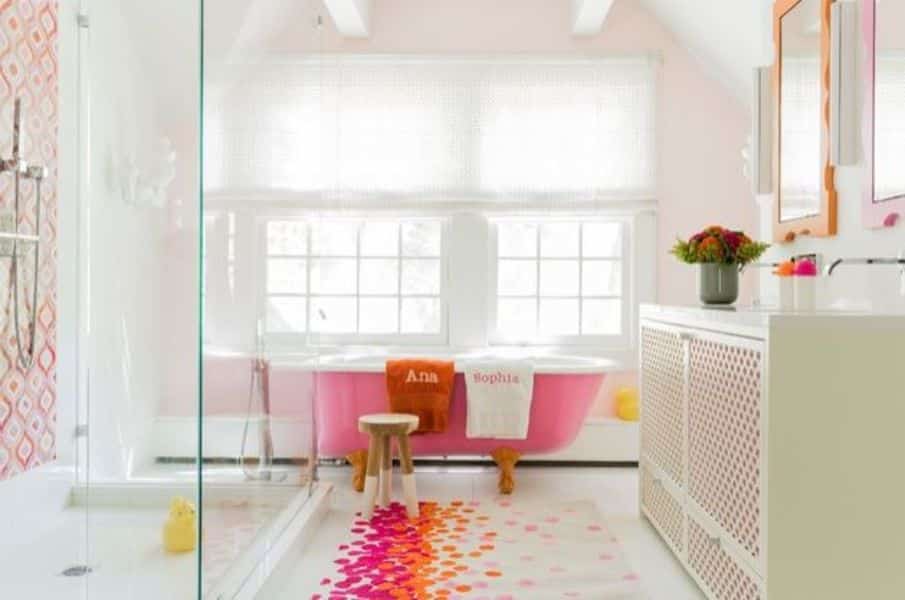 banheiro_com_tapete_colorido_e_banheira_rosa