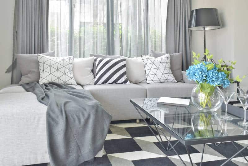Harmonia e Contraste: Dicas para Combinar as Cores do Sofá com o Restante da Decoração! Harmonia e Contraste: Dicas para Combinar as Cores do Sofá com o Restante da Decoração!