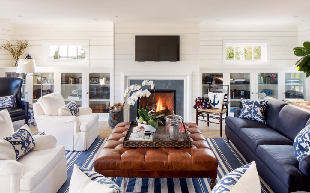living room with a blue sofa and two white armchairs - The 4 most common mistakes in the living room and tips to correct them