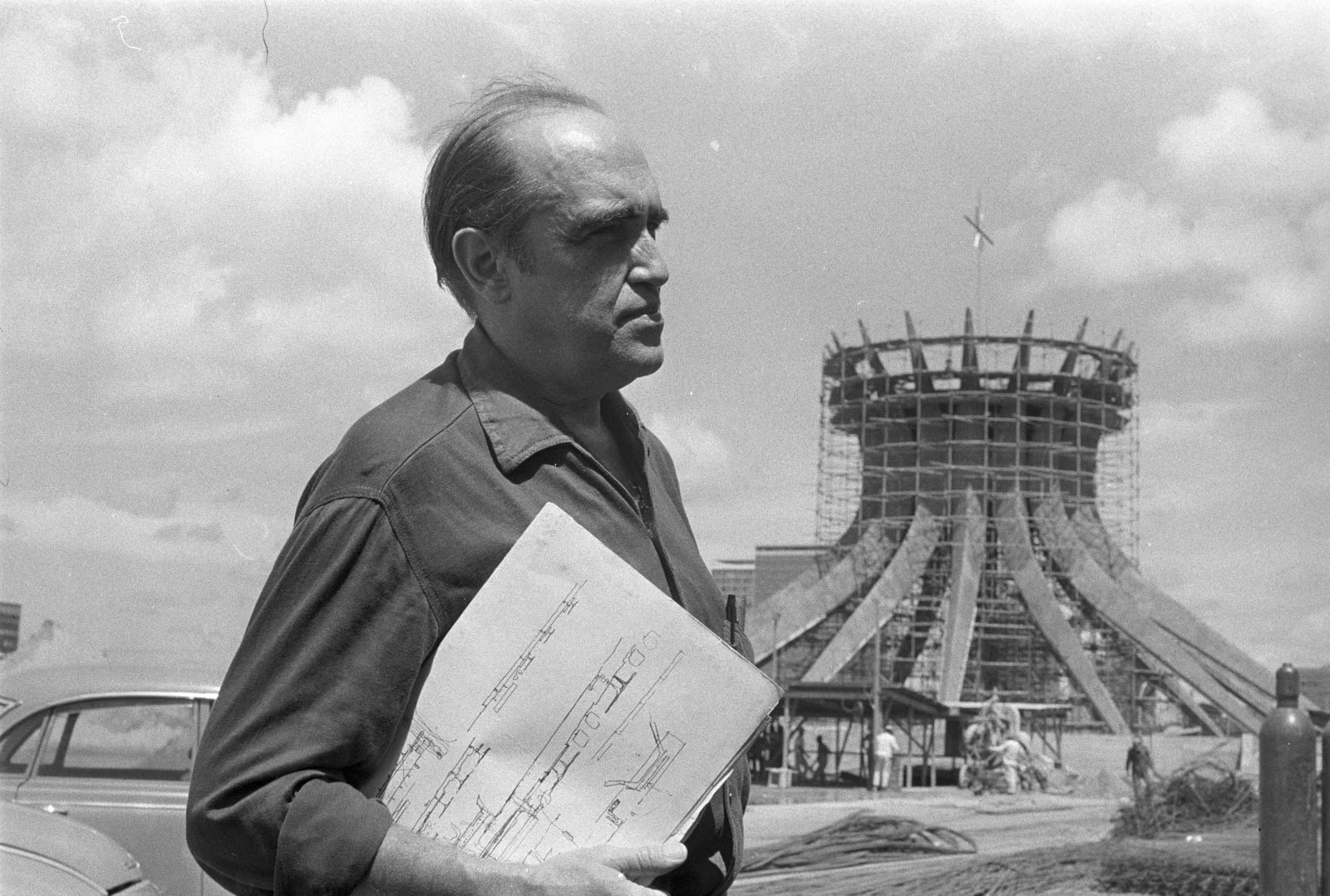 O Estilo Arquitetônico da Catedral de Brasília: Uma Obra-prima de Niemeyer 15 Oscar Niemeyer