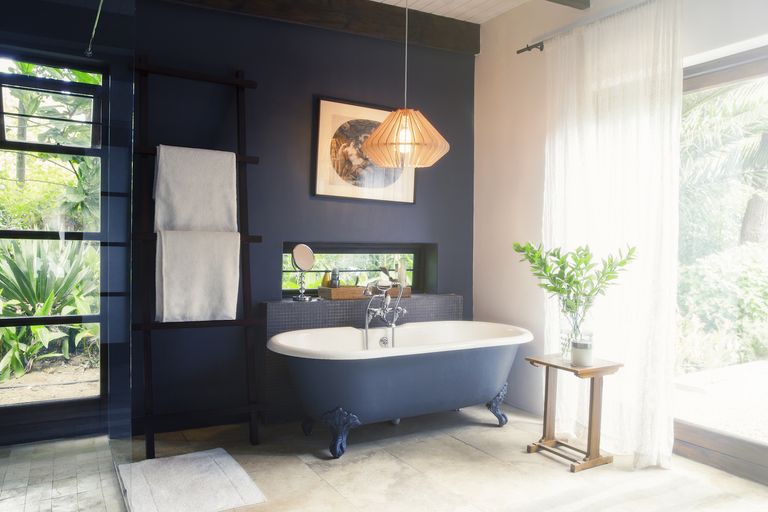 Bathroom with black wall and hanging lamp - An infallible guide to choosing the right paint
