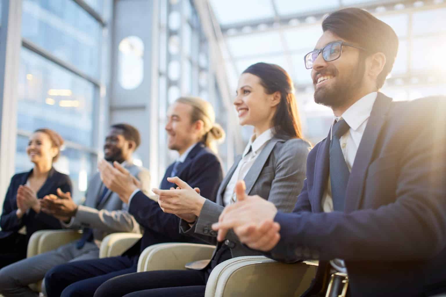 pessoas em reunião de apresentação. Visualização 3D para Arquitetura - 5 Dicas para atrair clientes!