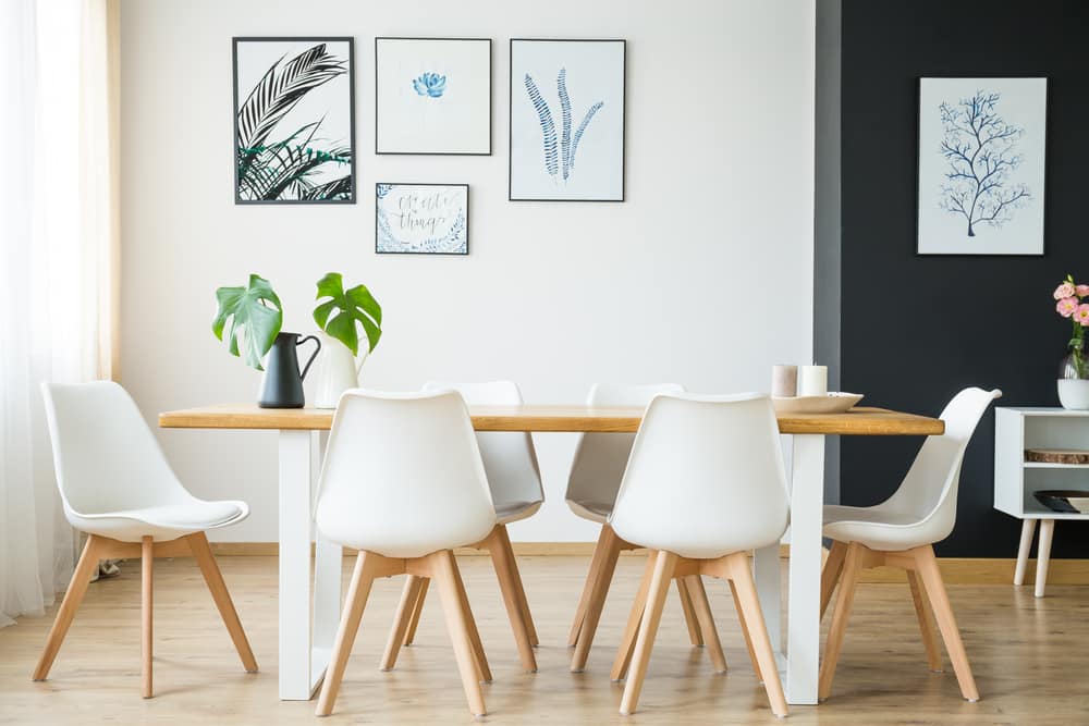 Espaço com mesa e cadeiras em tons branco e madeira. Como Renovar a Decoração - 4 formas baratas para sair da rotina!