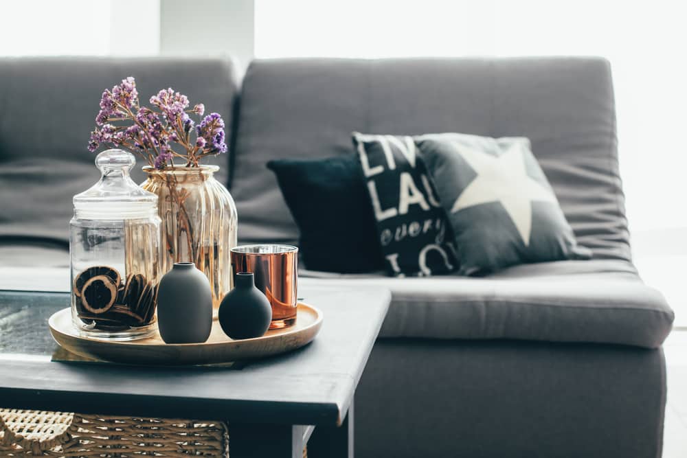 Gray sofa with a gray coffee table - See 4 affordable ways to get out of routine in Interior Design