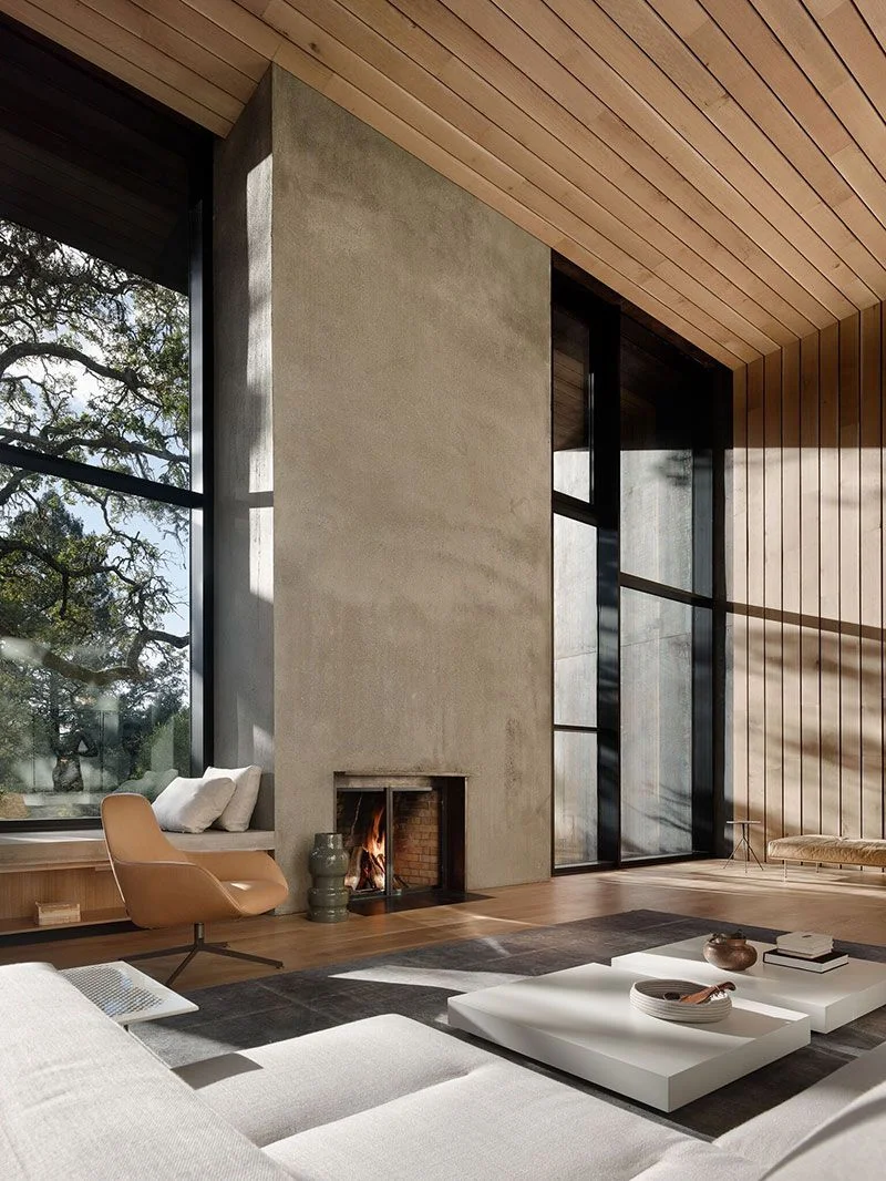 Sala contemporânea com linhas simples, madeira, concreto e grandes aberturas