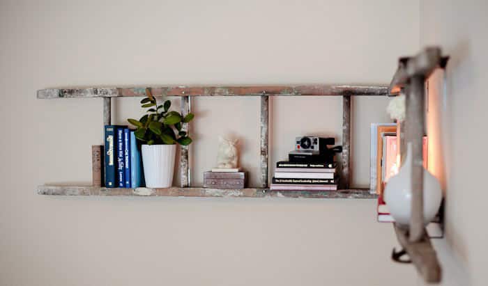 Escada de madeira como estante de livros
