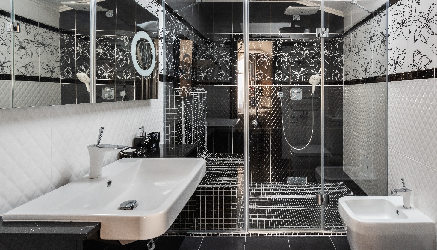 Banheiro preto e branco moderno