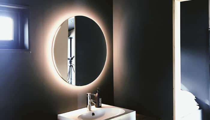 Decorar o banheiro com espelho de LED trás mais aconchego