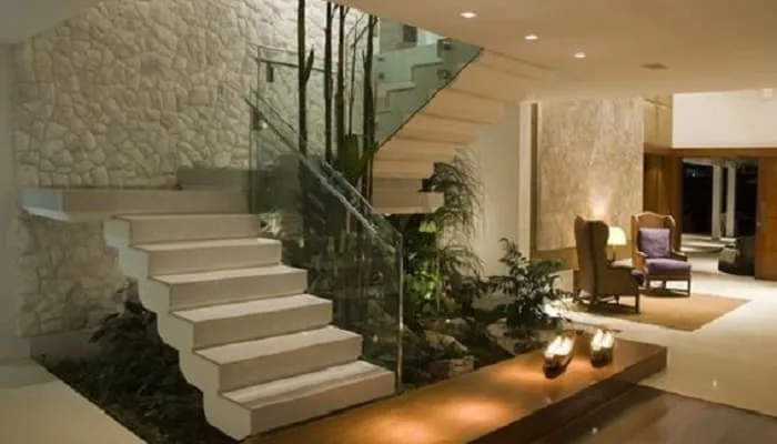 Jardim interno integrado a escada residencial contemporânea