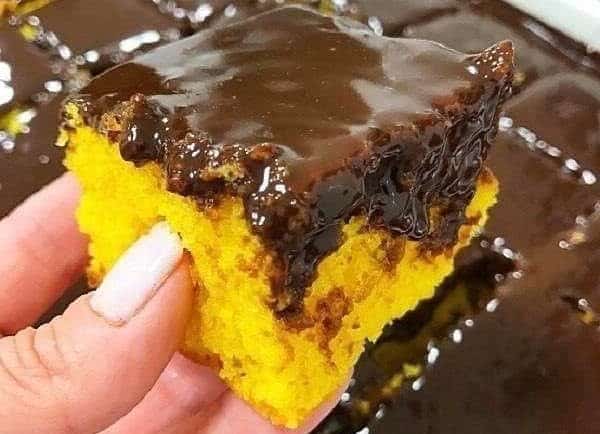 bolo de cenoura com cobertura