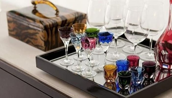 Decorar ambientes com bandeja decorativa.