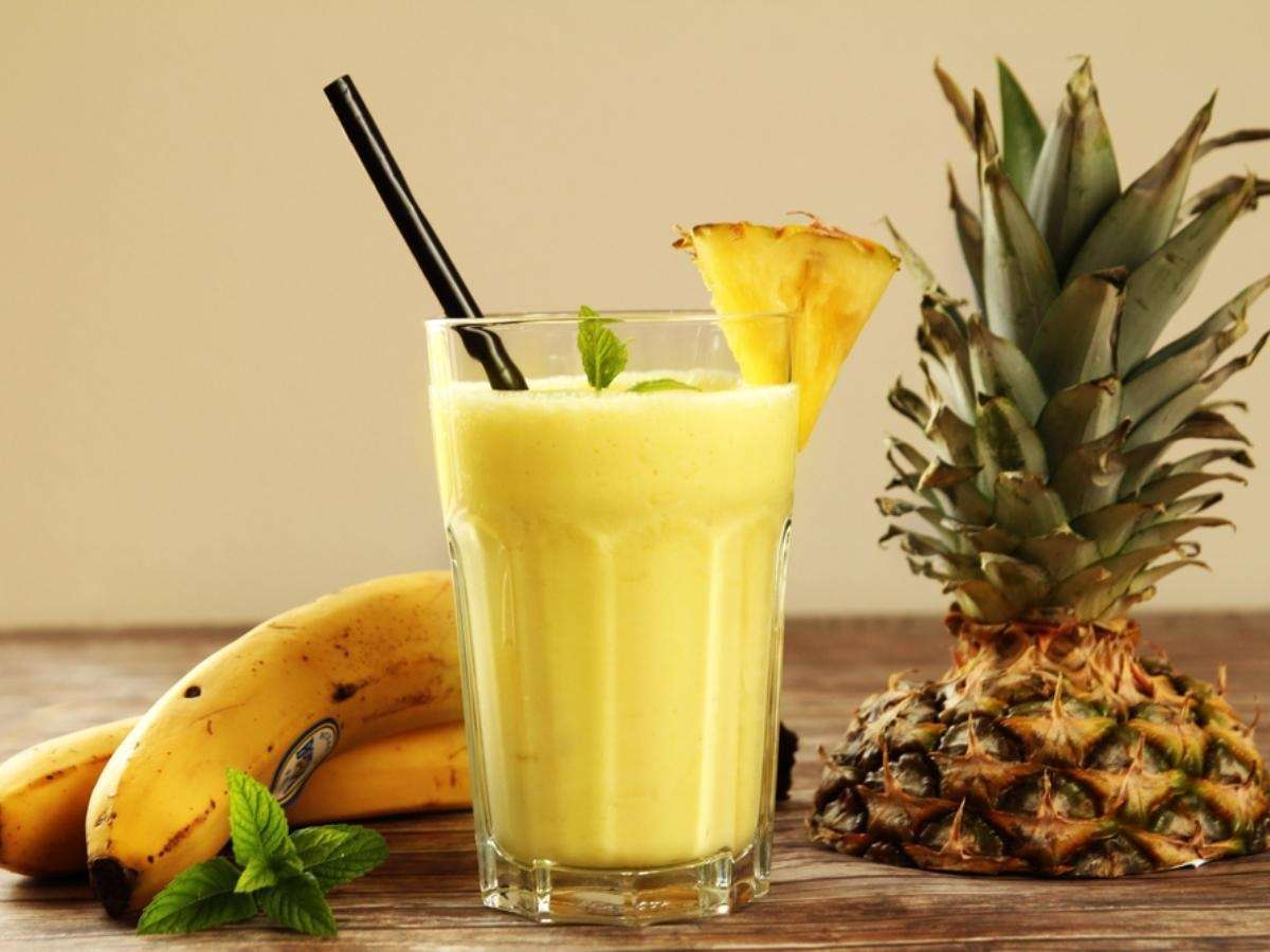 suco de abacaxi, banana, gengibre e hortelã