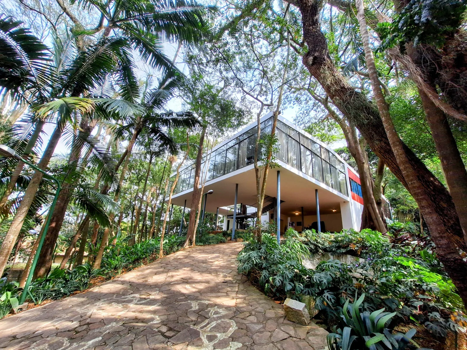 Lina Bo Bardi: biografia, obras e legado na arquitetura 4 Casa de Vidro de Lina Bo Bardi, no Morumbi, em São Paulo, com fachadas envidraçadas integradas à vegetação do terreno.