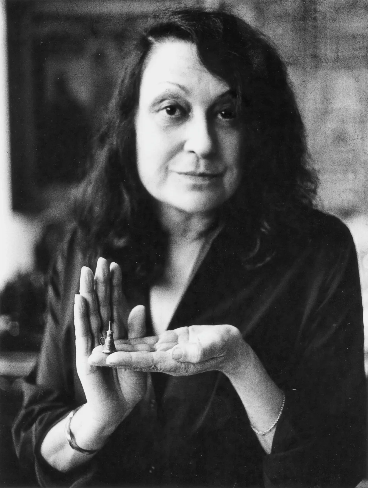 Lina Bo Bardi: biografia, obras e legado na arquitetura 1 Retrato histórico em preto e branco da arquiteta Lina Bo Bardi.