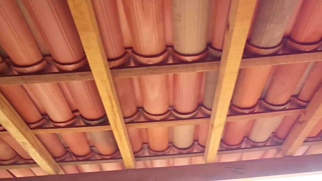 cobertura com barrotes de madeira