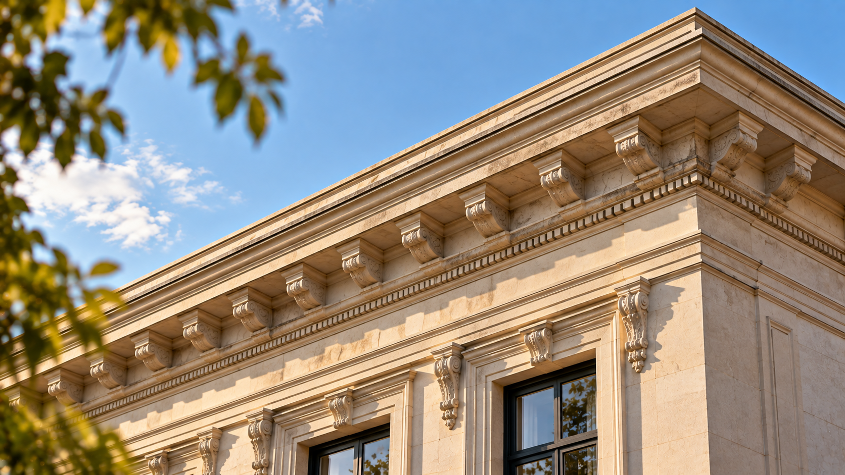 Cornija na arquitetura: o que é, para que serve e onde fica 10 Cornija arquitetônica no coroamento superior de uma fachada