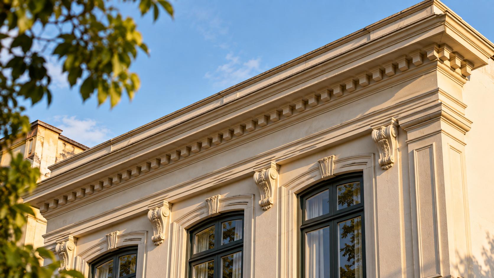 Cornija na arquitetura: o que é, para que serve e onde fica 6 Cornija arquitetônica no coroamento superior de uma fachada
