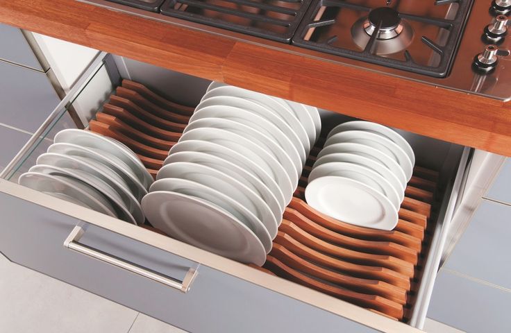 organizando pratos no armário.