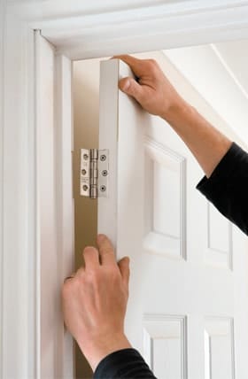 O que é necessário para a instalação de uma porta de madeira? portamadeira11