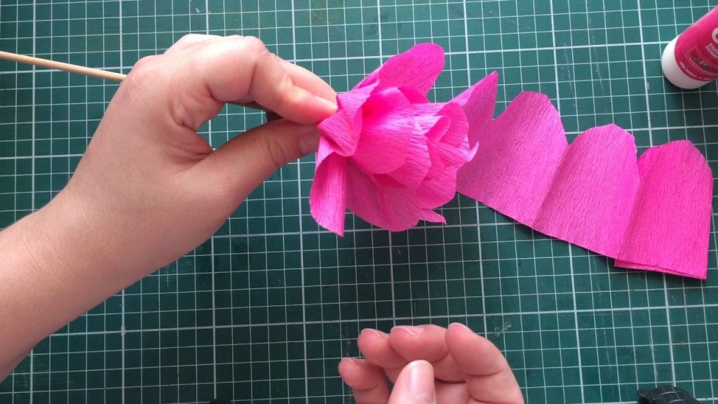 Flores feitas com papel crepom papelcrepom3