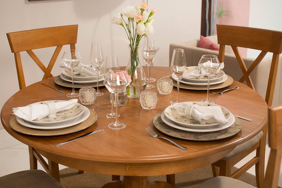 Decorando a mesa redonda com 4 cedeiras mesaredonda6