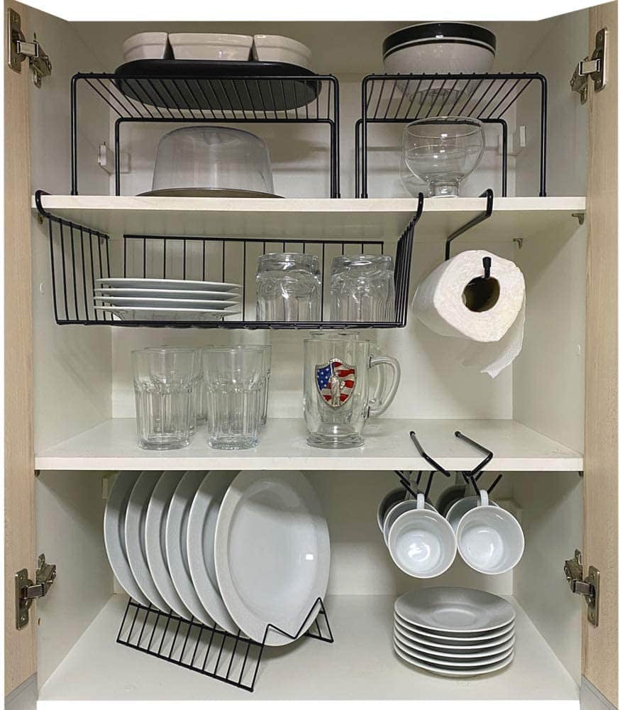 8 dicas de como organizar um armario de cozinha. 2 organizador de pratos para armario