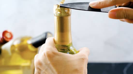Abrindo a garrafa de vinho com faca VINHO6