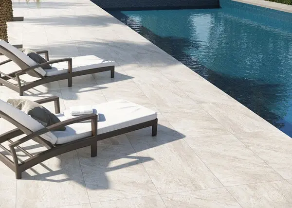 Piso antiderrapante na piscina