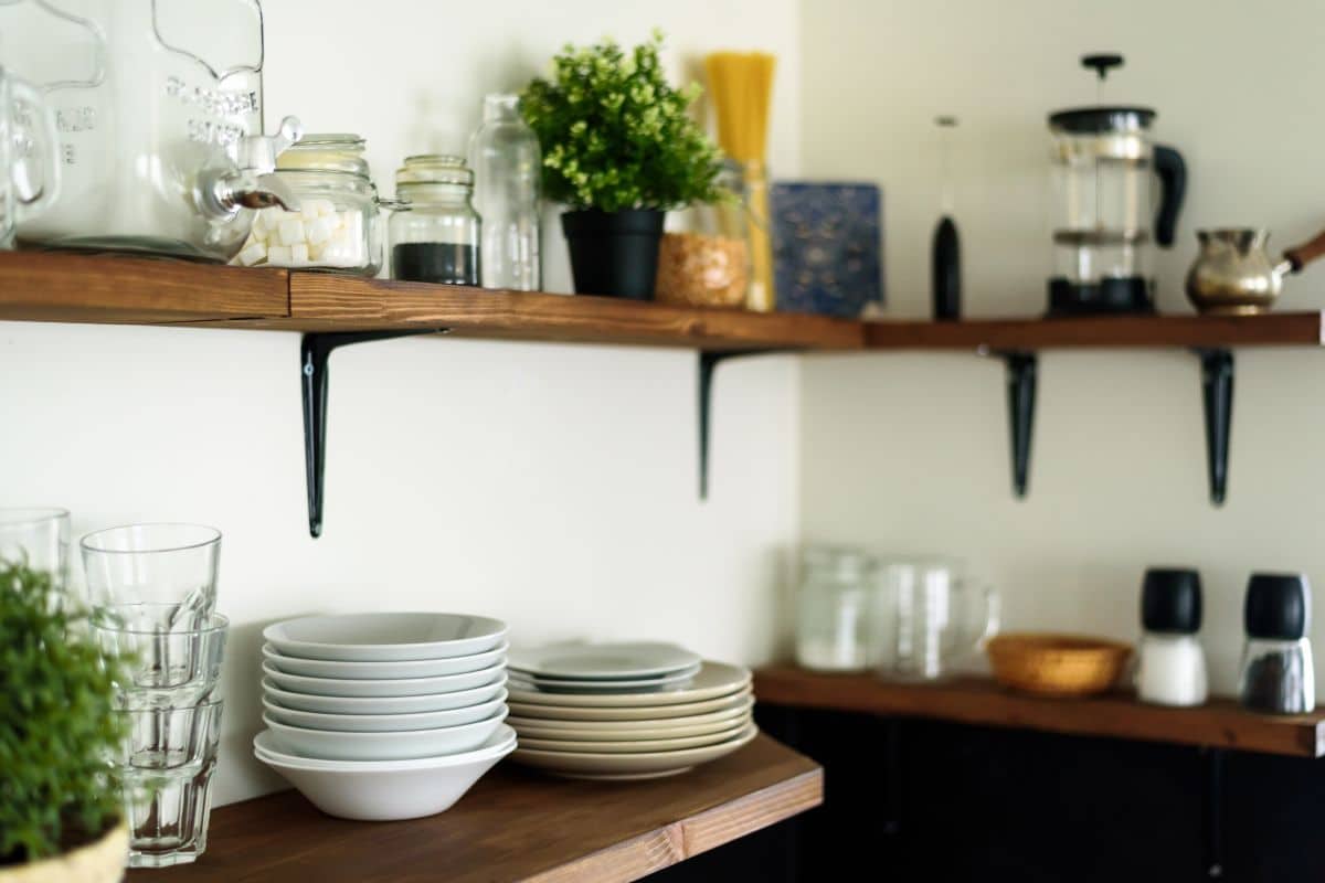 Prateleiras de cozinha: como escolher e organizar com estilo e praticidade!