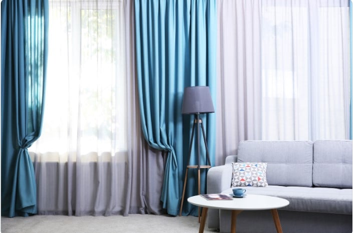 Use tapetes e cortinas