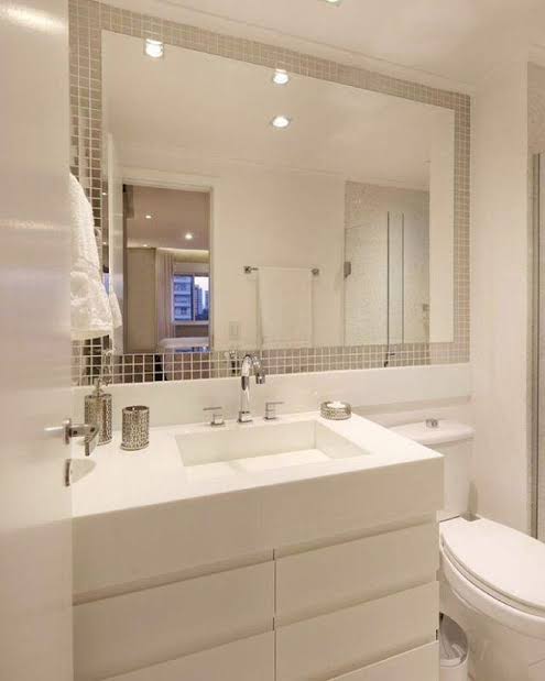 Como criar uma sensação de amplitude em um banheiro chique pequeno?