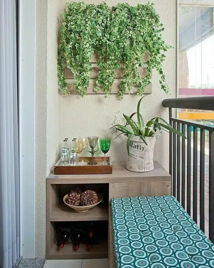 Decoração varanda pequena. Fonte: tuacasa.com Decoração varanda pequena. Fonte: tuacasa.com