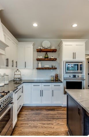 Adicione prateleiras para exibir utensílios de cozinha