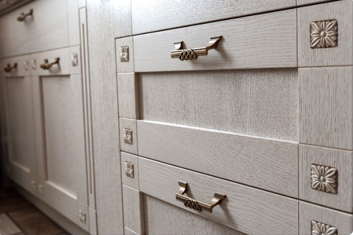 Troque os puxadores dos armários