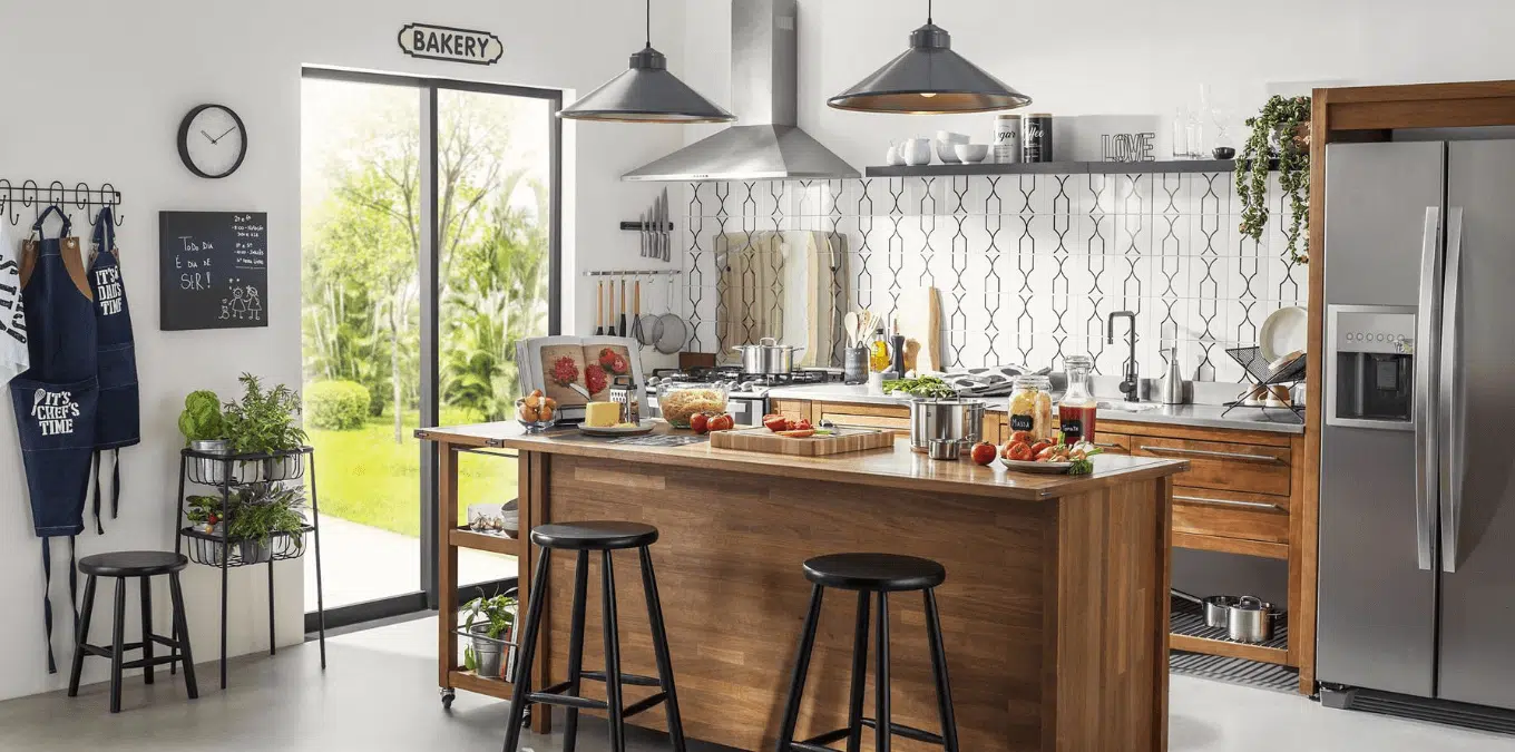 Espaço gourmet integrado com bancada central Espaço gourmet integrado com bancada central, cozinha equipada e iluminação natural