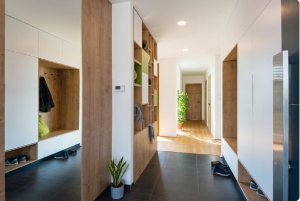 O que são móveis para hall de entrada? a hallway with white walls and shelves
